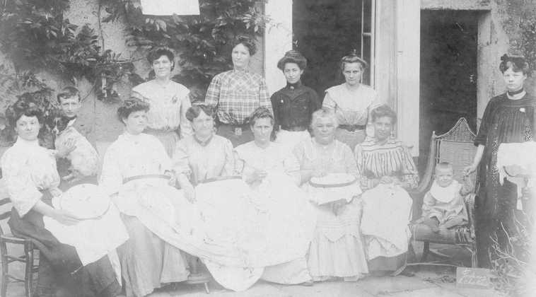 Brodeuses vers 1908 dans la cour de la maison Robin
